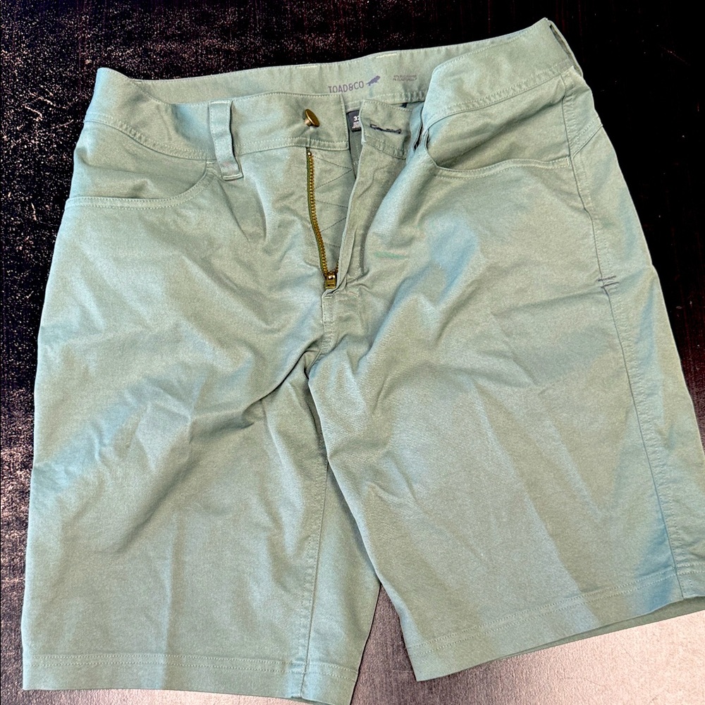 Toad & Co Men’s shorts, 32” waist, 10” inseam. Grey in color. Good condition